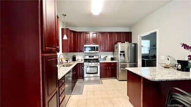 6 Schoolhouse Landing in East Granby, CT - Building Photo - Building Photo
