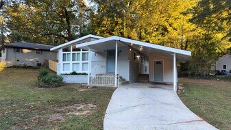 2764 Plantation Dr in East Point, GA - Building Photo