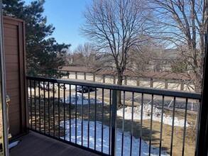 7310 York Ave S, Unit 211 in Edina, MN - Foto de edificio - Building Photo