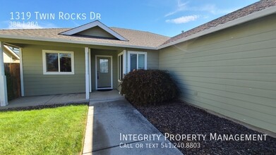 1319 Twin Rocks Dr in Central Point, OR - Building Photo - Building Photo