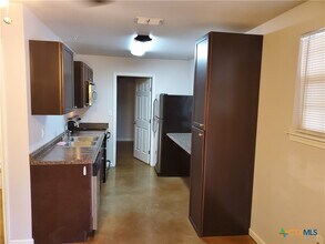 1037 W Court St in Seguin, TX - Building Photo - Building Photo