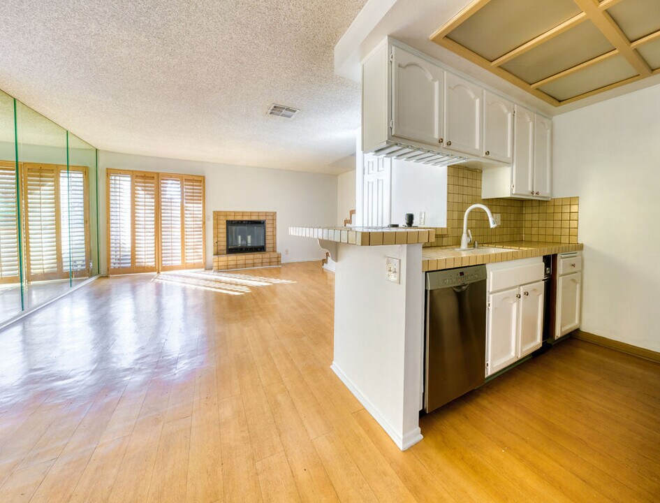 1040 N Gardner St, Unit #4 in West Hollywood, CA - Building Photo