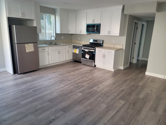 5542 Tampa Ave, Unit 5544 in Tarzana, CA - Building Photo - Building Photo