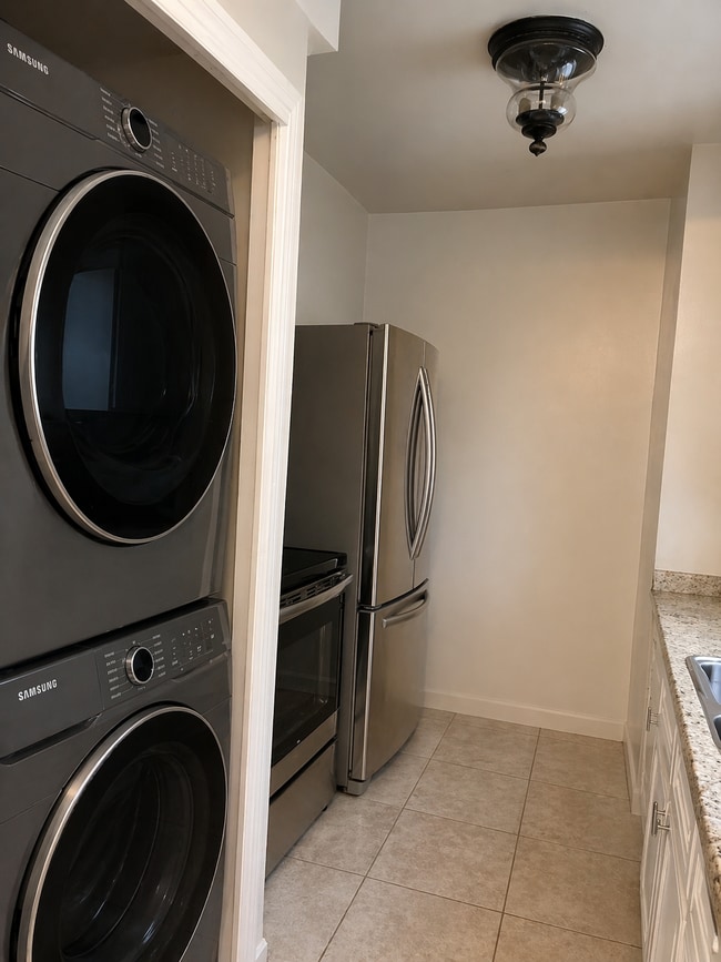 724 Clay Ave in Huntington Beach, CA - Foto de edificio - Building Photo