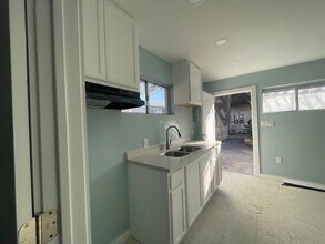 1704 Garfield St-Unit -REAR in Laredo, TX - Building Photo - Building Photo