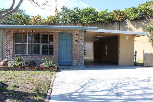 921 Pine Terrace in Lake Worth Beach, FL - Building Photo - Building Photo