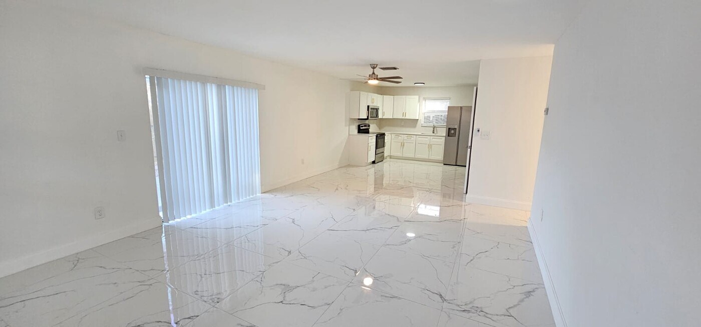 133 SE 2nd Ave in Hallandale Beach, FL - Building Photo