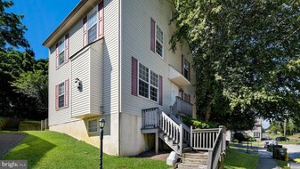 24 Duttonview Dr in Aston, PA - Building Photo