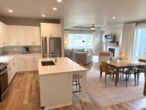 3215 NE Boulder Crk Dr in Bend, OR - Foto de edificio - Building Photo