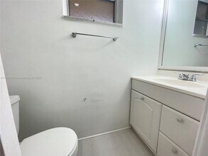 2810 NE 201st Terrace in Miami, FL - Foto de edificio - Building Photo