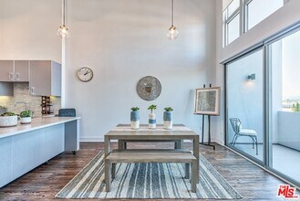 1168 S Barrington Ave in Los Angeles, CA - Building Photo - Building Photo