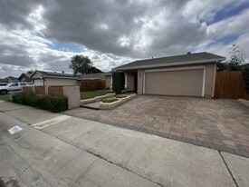 8909 Calliandra Rd in San Diego, CA - Building Photo