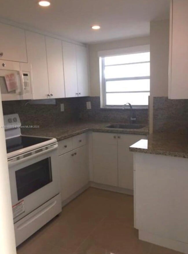 8810 Fontainebleau Blvd in Miami, FL - Building Photo - Building Photo