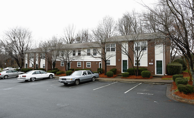 West Downs Apartments in Charlotte, NC - Building Photo - Building Photo