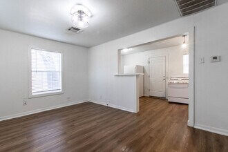 2506 N Elm St in Denton, TX - Foto de edificio - Building Photo