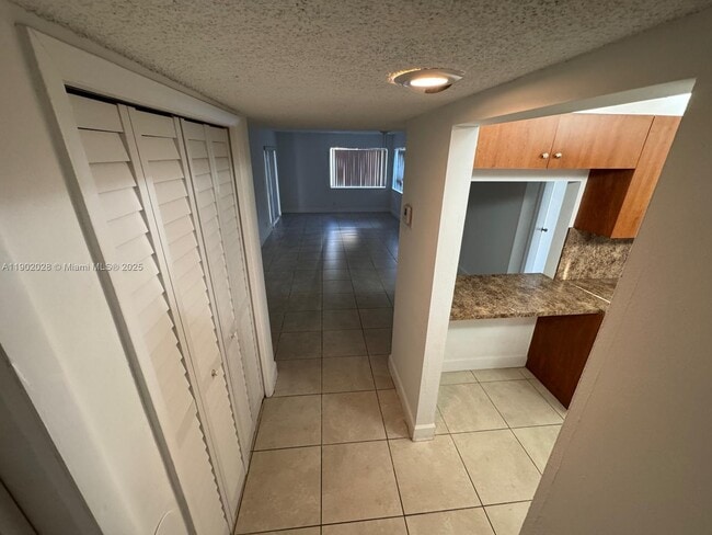 161 Lakeview Dr in Weston, FL - Building Photo - Building Photo