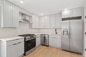13 Manhattan Ave in Jersey City, NJ - Building Photo - Building Photo