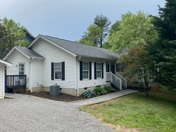 230 Craggy St in Black Mountain, NC - Building Photo