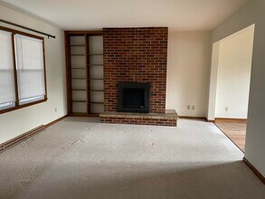 201 W Pierre Ln in Port Washington, WI - Building Photo - Building Photo
