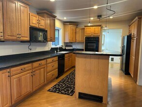 400 Crestmont Dr in Fairbanks, AK - Foto de edificio - Building Photo