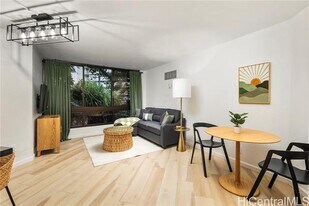 300 Wai Nani Way in Honolulu, HI - Building Photo