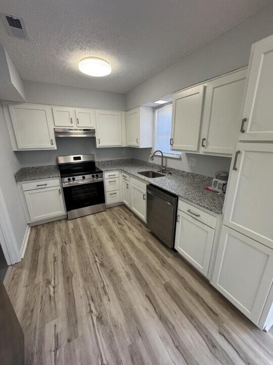 21 Johnny Appleseed Ct in Cincinnati, OH - Building Photo