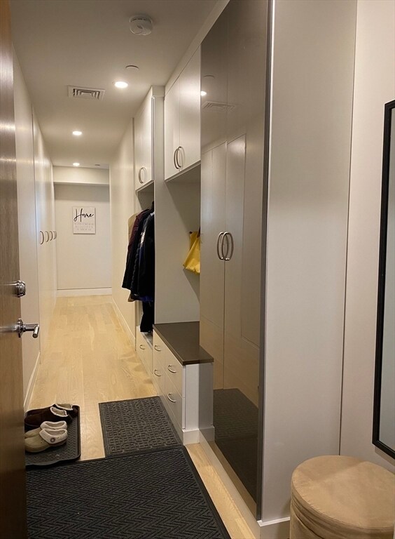 105 W 3rd St, Unit 1 in Boston, MA - Building Photo - Building Photo