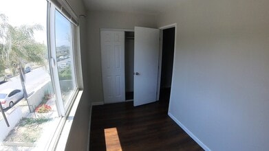 24242 Pine St, Unit B in Santa Clarita, CA - Building Photo - Building Photo