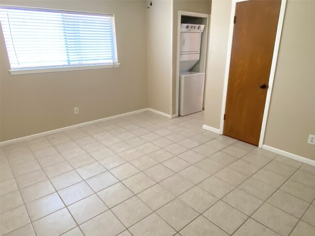 10122 Shadow Wood Dr in Houston, TX - Building Photo - Building Photo