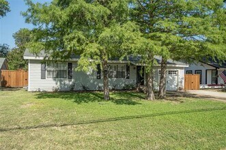 1130 S Pine St in Grapevine, TX - Foto de edificio - Building Photo