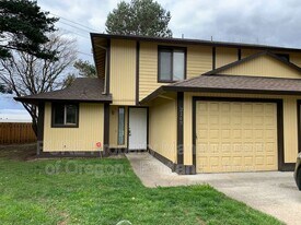 2143 SW Townsend Ct in Troutdale, OR - Building Photo