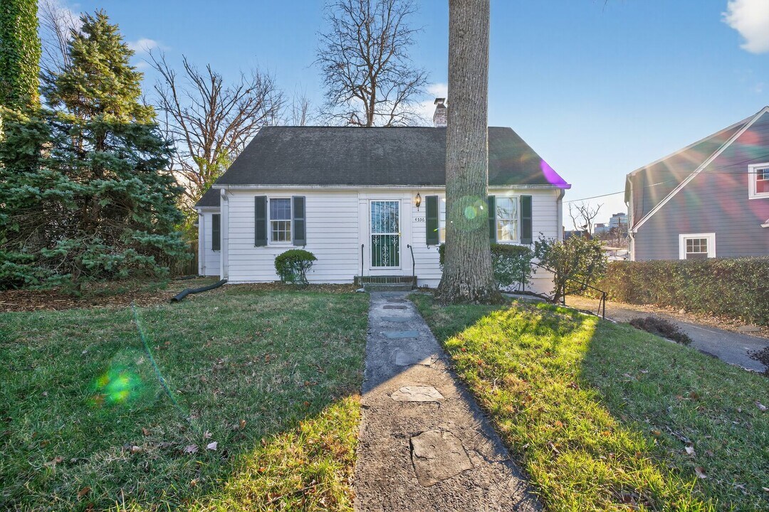 4556 S Chelsea Ln in Bethesda, MD - Building Photo