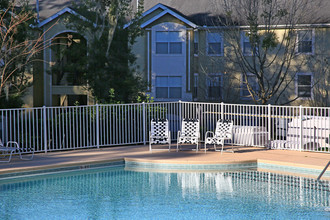 Glen Oaks Apartments in Tallahassee, FL - Foto de edificio - Building Photo