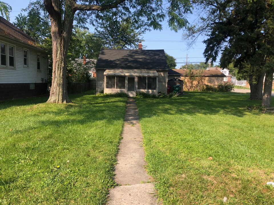 23165 Rein Ave in Eastpointe, MI - Building Photo