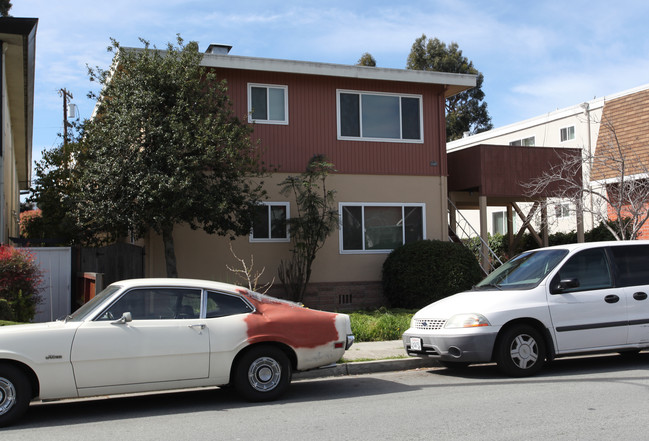 1127 Capuchino Ave in Burlingame, CA - Foto de edificio - Building Photo