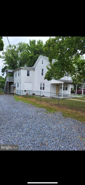 125 W Clayton Ave, Unit B in Clayton, NJ - Building Photo