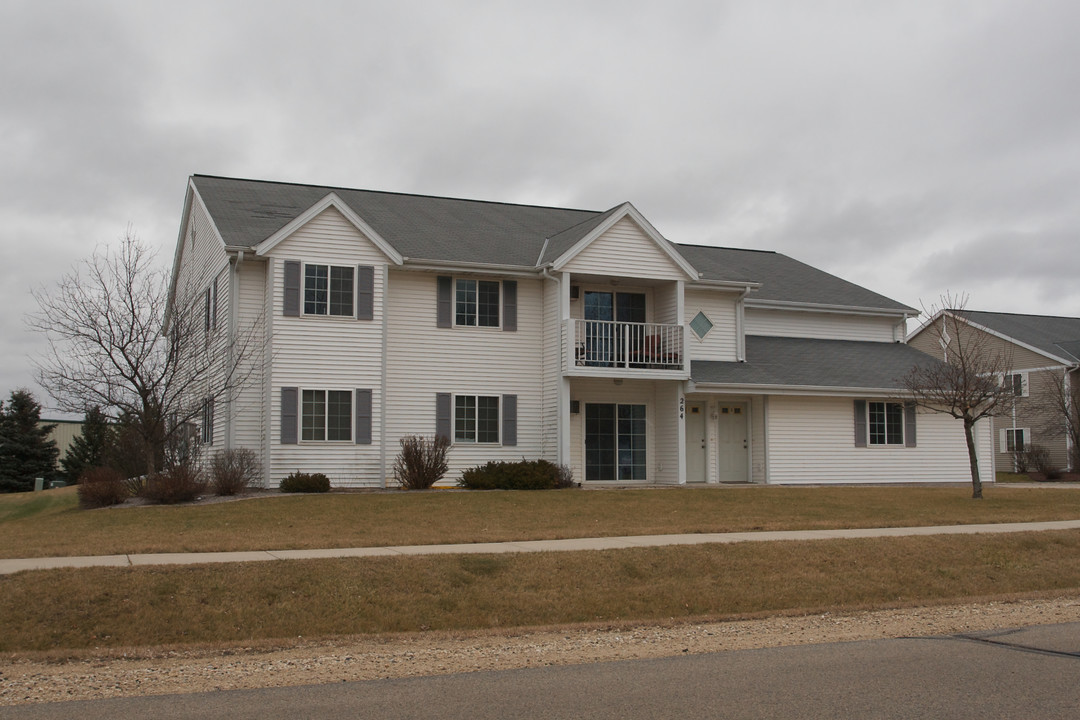 264 Minz Park Cir in West Bend, WI - Building Photo