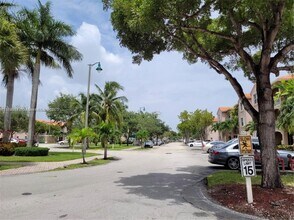 6630 NW 114th Ave in Doral, FL - Foto de edificio - Building Photo