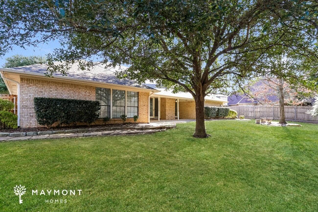 1051 Nottingham Dr in Cedar Hill, TX - Foto de edificio - Building Photo