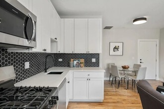 648 W Wrightwood Ave, Unit 409 in Chicago, IL - Building Photo - Building Photo