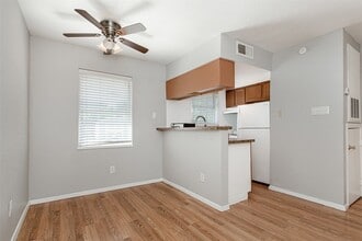 1901 N Fitzhugh Ave, Unit 16C in Dallas, TX - Building Photo - Building Photo