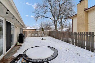 817 Stamford Ct in Schaumburg, IL - Building Photo - Building Photo