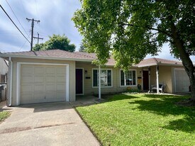 1707-1709 Madrone Ave in West Sacramento, CA - Building Photo