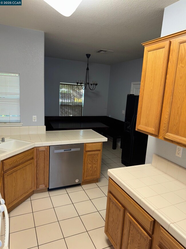 1646 Old Bridge Way in Stockton, CA - Building Photo - Building Photo