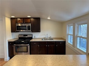 35 N Ellicott St in Williamsville, NY - Building Photo - Building Photo