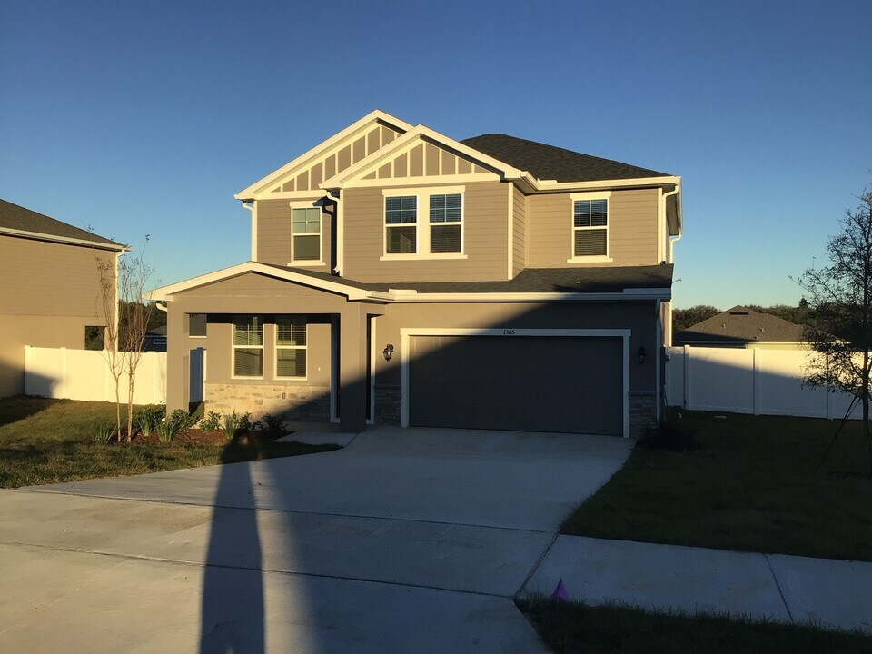 1305 Mount Logan Dr in Apopka, FL - Building Photo