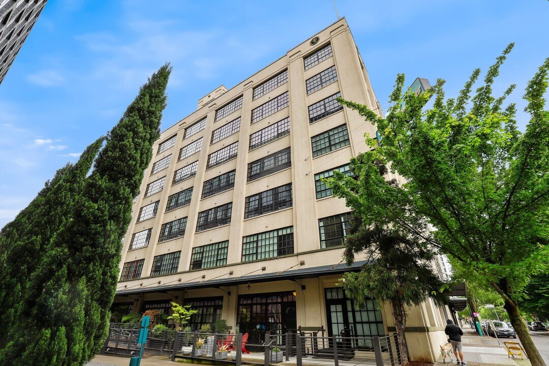 1400 NW Irving St in Portland, OR - Building Photo