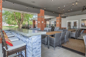 Longacre Apartment Resort in Fairview Heights, IL - Foto de edificio - Building Photo