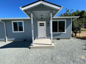 325 1st Ave in Riddle, OR - Building Photo