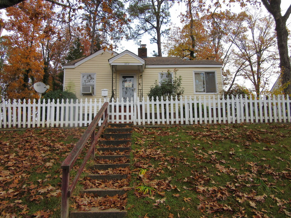 1013 Kensington Ave in Colonial Heights, VA - Foto de edificio